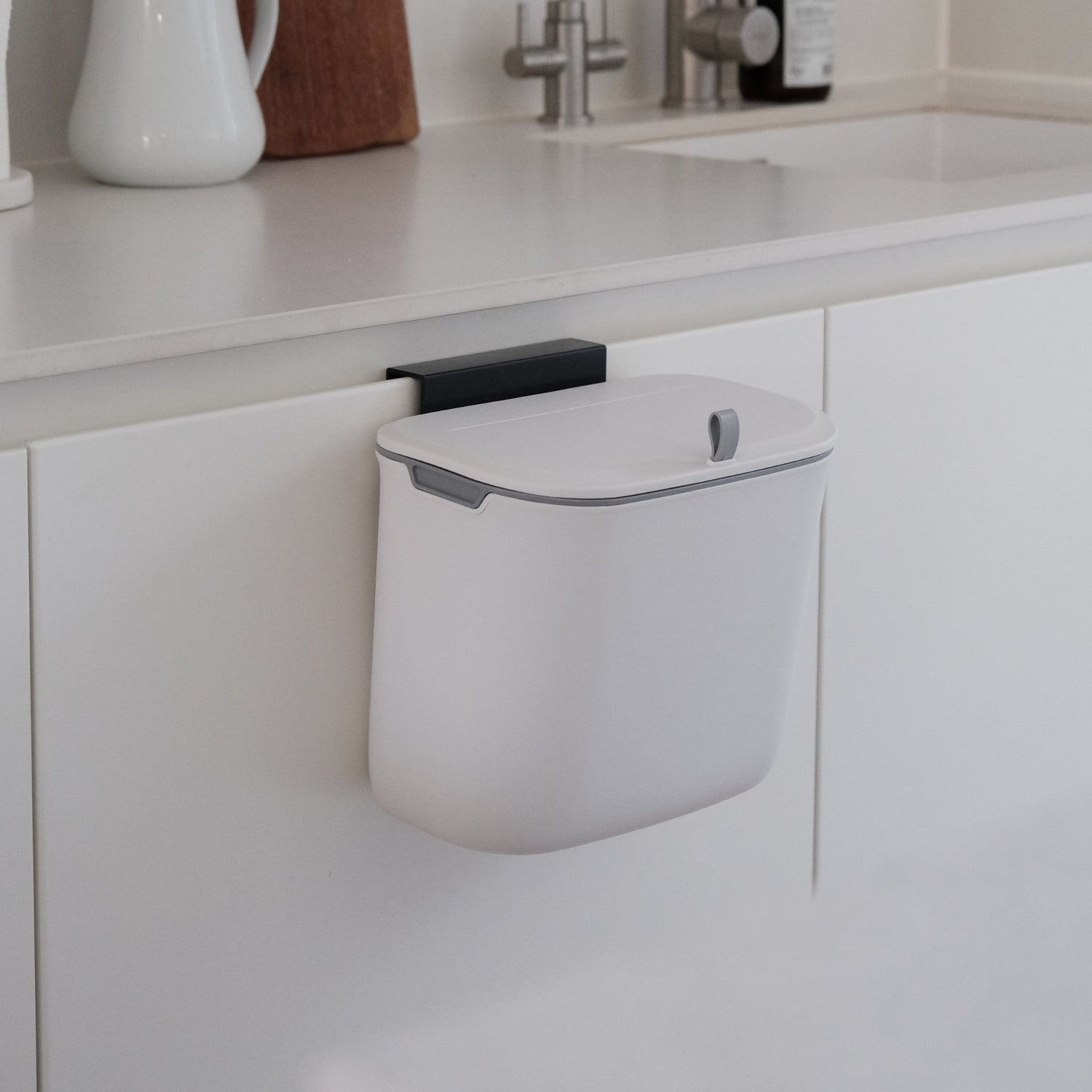 ubenkaku hanging trash can with lid with white color