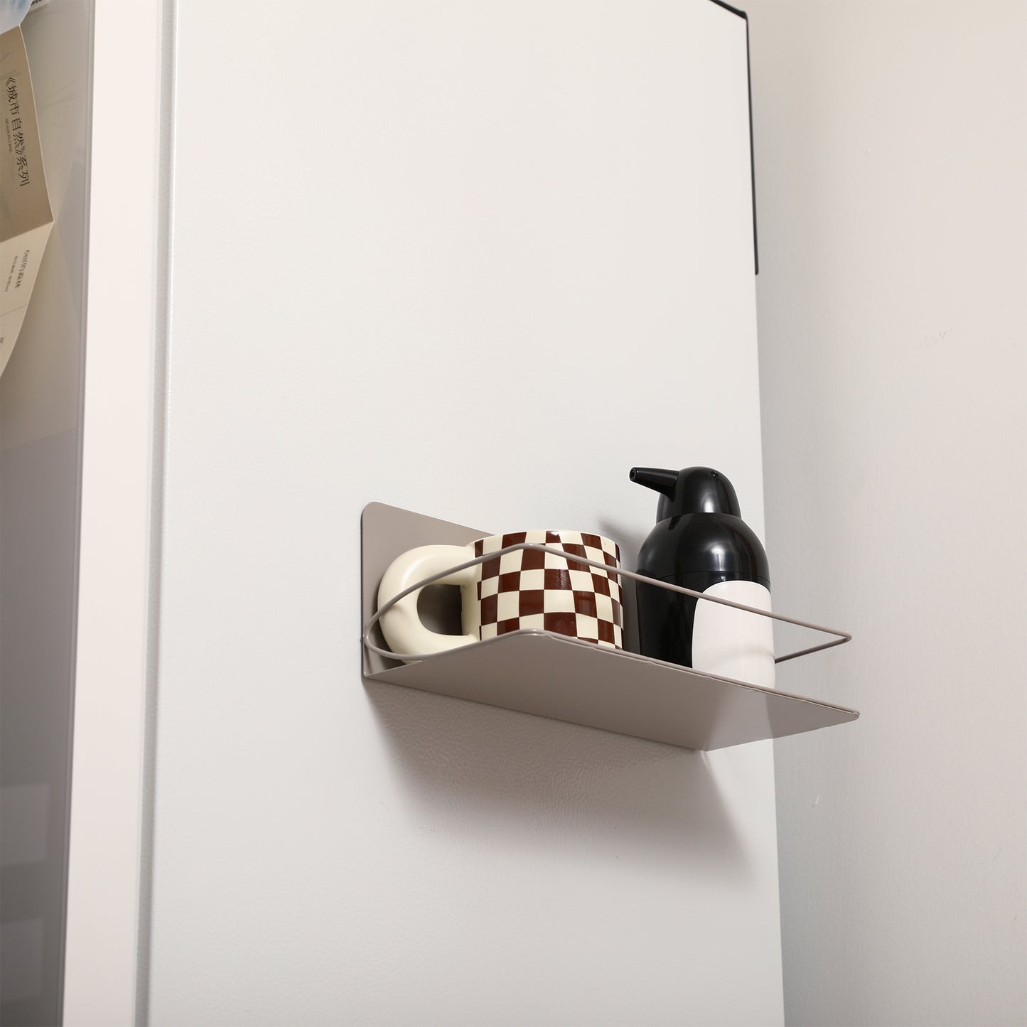 Magnetic shelf